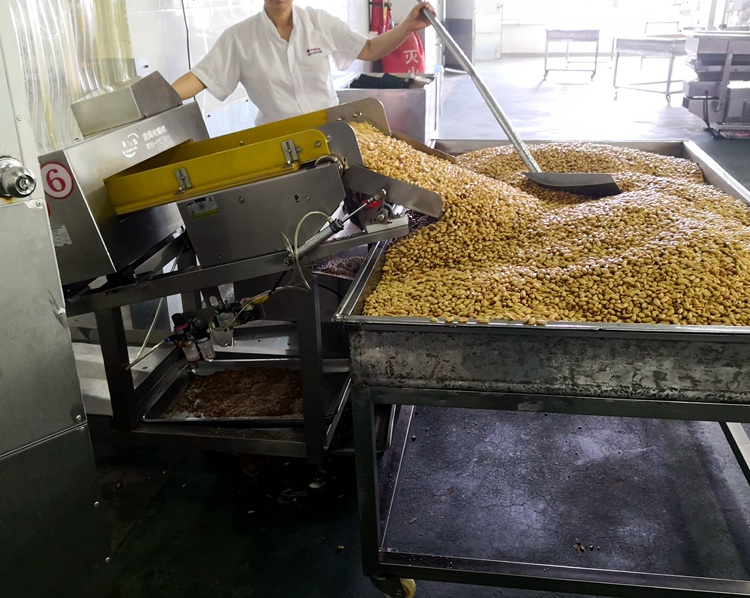 1562200889125154.jpg 傻二哥花生食品金屬檢測機使用現場.jpg