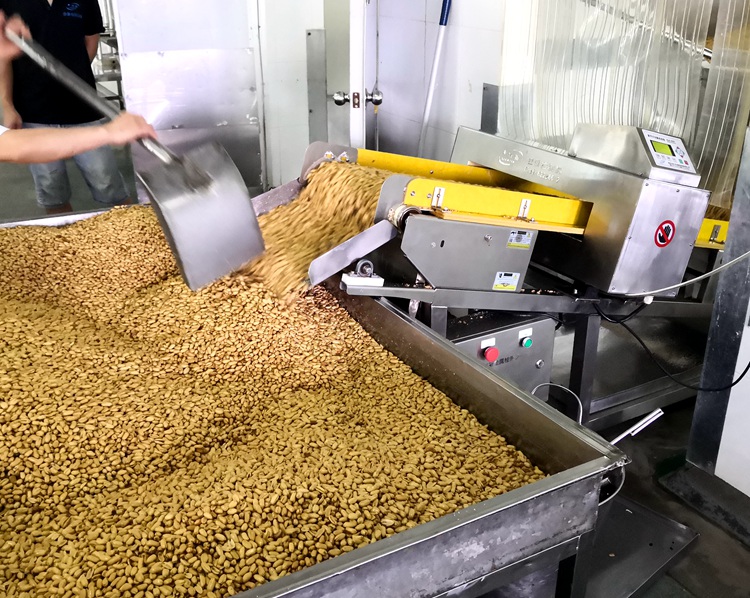 1562201090144599.jpg 傻二哥花生食品金屬檢測機使用現場2.jpg