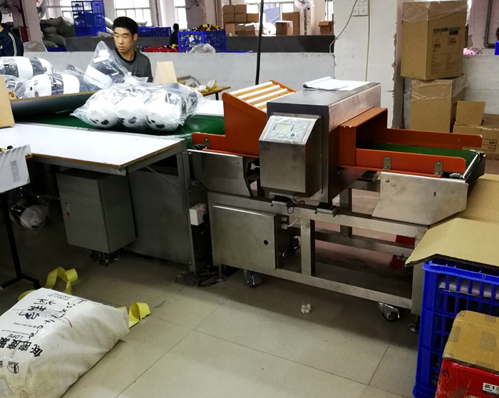 1562335827539627.jpg 源康毛絨玩具壓縮導入型金屬檢測機7.jpg